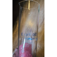 Ražošanas brāķis bojāta druka- Laboratorijas mērcilindrs ar 1000 ml stikla pipetēm