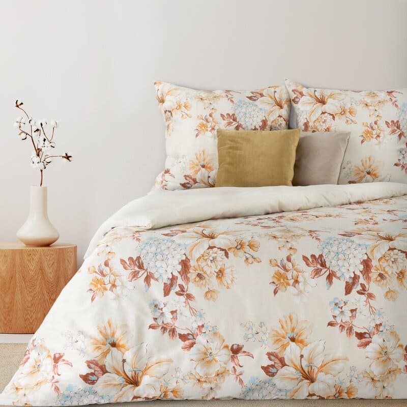 Satīna gultasveļa 220x200 Nelly 6 ziedi krēmīgi sarkani