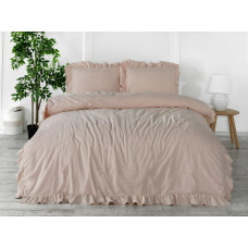 Kokvilnas gultas veļa 200x220 Stonewashed Camelio Roses pūderrozā apdarināta ar volānu, spilvendrānas uzšūtas ar pārlaidumu un pārvalki ar pogām.