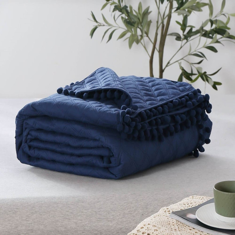 Gultas pārklājs ar pomponiem 200x220 tumši zils Pompoo dekoratīvs rombs