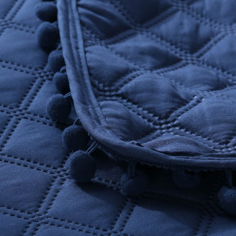 Gultas pārklājs ar pomponiem 200x220 tumši zils Pompoo dekoratīvs rombs