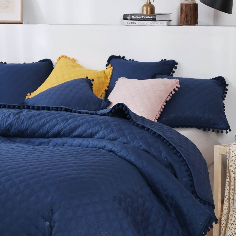 Gultas pārklājs ar pomponiem 200x220 tumši zils Pompoo dekoratīvs rombs