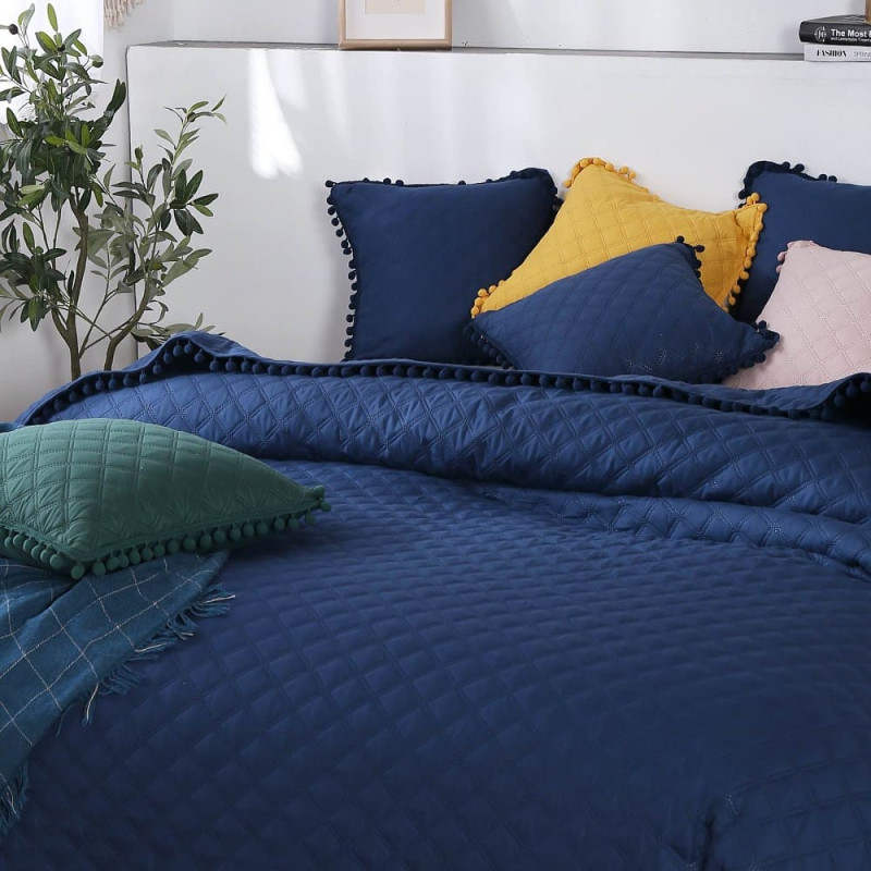 Gultas pārklājs ar pomponiem 200x220 tumši zils Pompoo dekoratīvs rombs