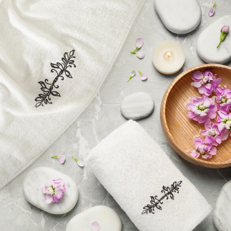 Dvieļu komplekts kastītē 3gab.Camellia melni balti ziedi 380g/m2