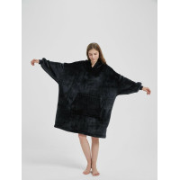 Melns kapučjakas džemperis ar kapuci un lielu kabatu. Universāls.