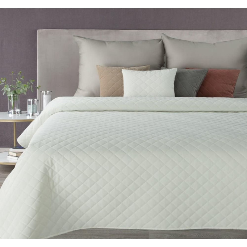 Dekoratīvais gultas pārklājs 220x240 Milo balto dimantu velūra ģeometrija