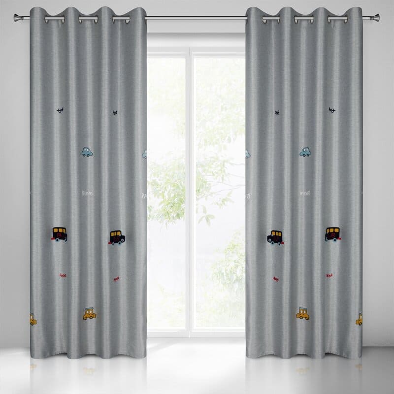 Aizkars 140x250 Alvin sudrabs ar krāsainu bērnu automašīnas aplikāciju, gatavs uz starplikām