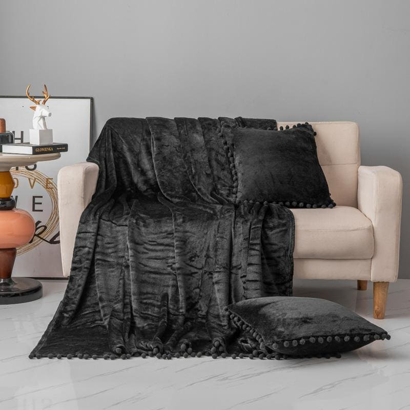 Sega gultas pārklājs mikrošķiedras 150x200 Pompie melns ar pomponiem