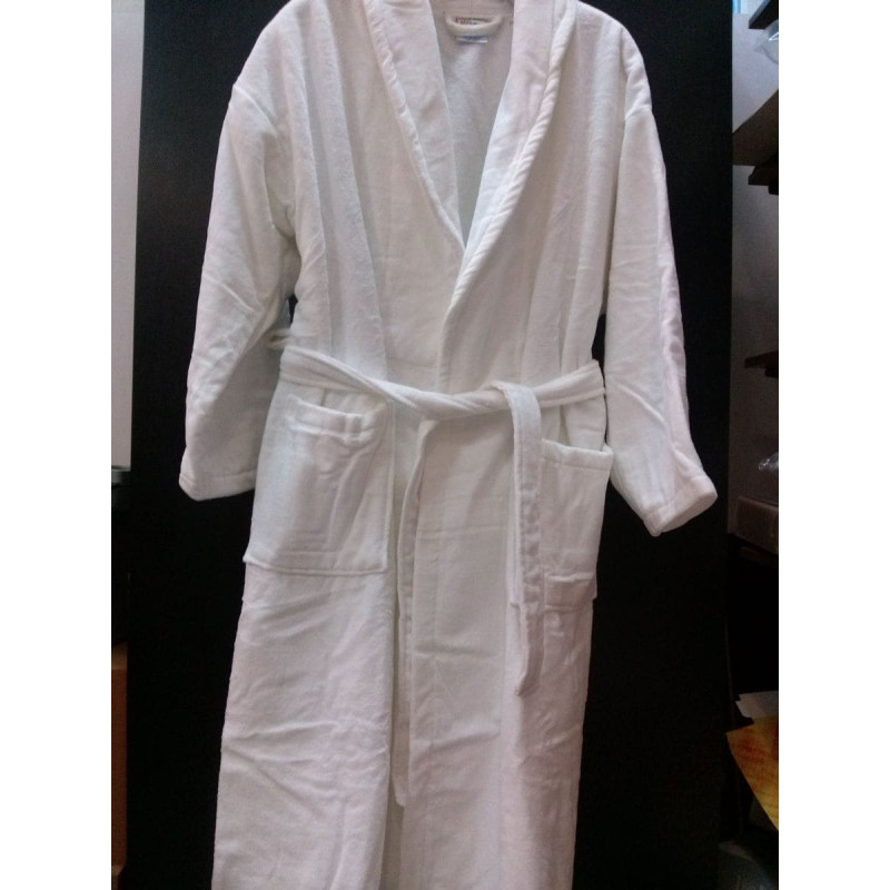 Velūra peldmētelis ar apkakli, L izmērs, balts.Zema cena