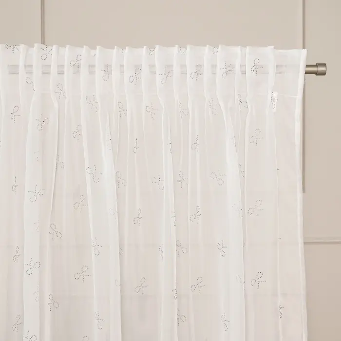 Firana gotowa na woalu w diamentowe kokardki na taśmie z ołowianką 140x250 001 biała ze srebrnym Ribbon