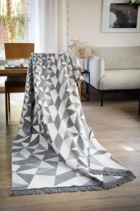 Kokvilnas akrila pleds 150x200 cm 1711/1 lieli trīsstūri baltā un pelēkā krāsā ar bārkstīm