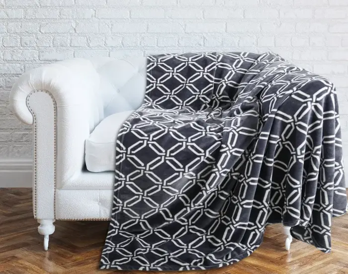 Tayga 07 mikrošķiedras pleds 150x200 cm, grafīta krāsā ar baltu ķēžu rakstu