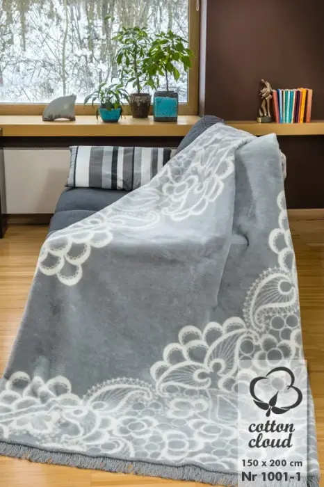 Kokvilnas akrila pleds 150x200 cm pelēkbalts mežģīņu raksts