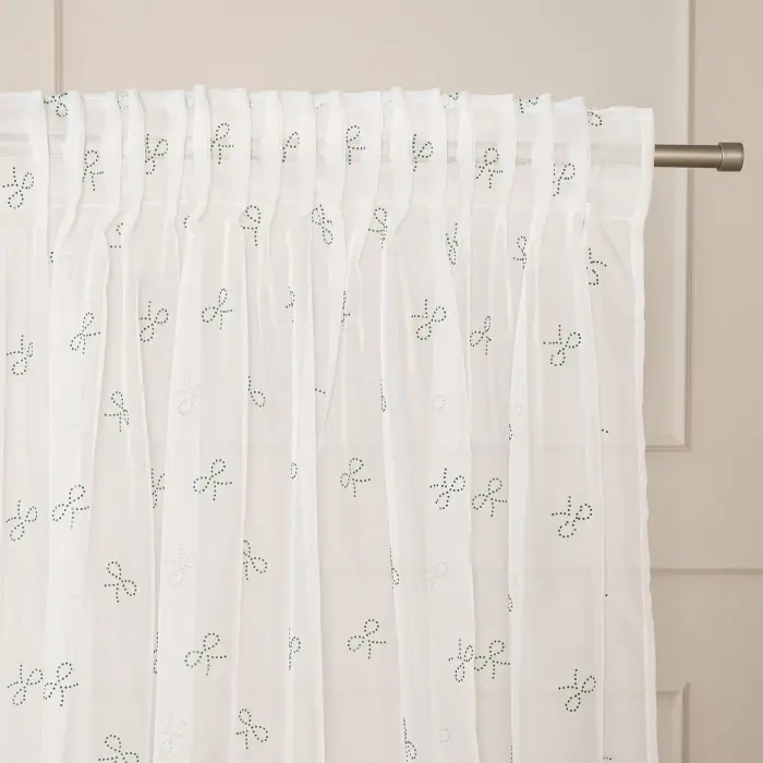 Firana gotowa na woalu w diamentowe kokardki na taśmie 140x250 003 biała z zielonym Ribbon