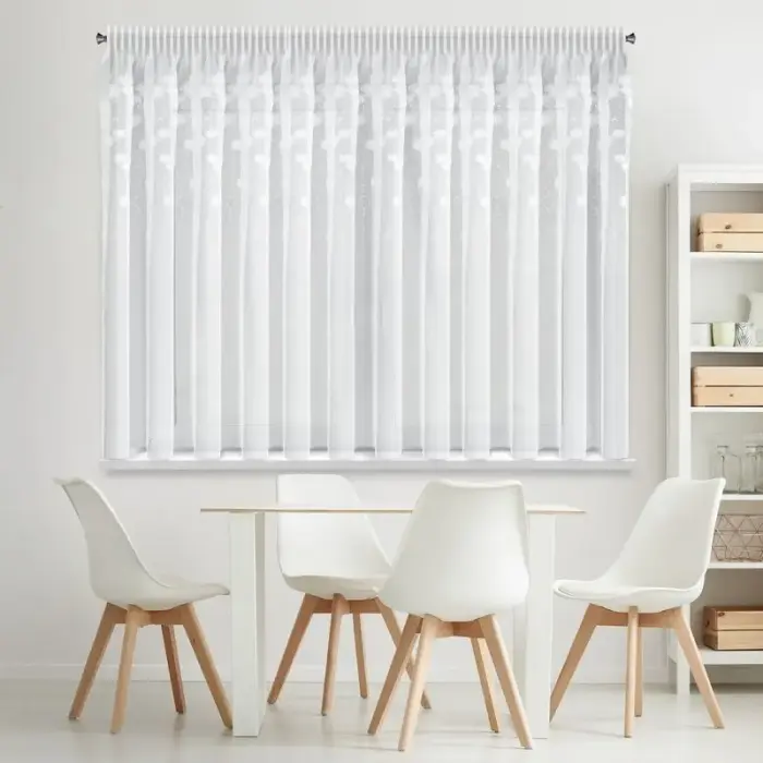 Caurspīdīgais aizkars Bianca 2 Eva Minge Eurofirany 400x150 cm, baltā krāsā, uz lentes, ar ziedu rakstu, ar spīdumu